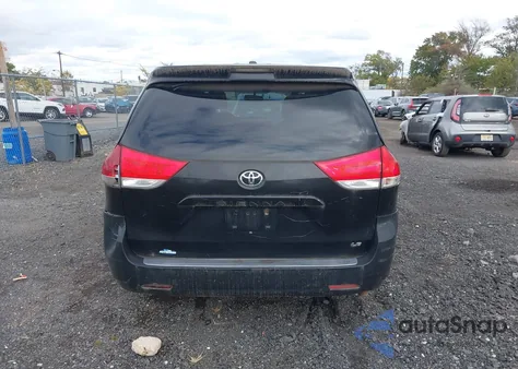 2012 Toyota Sienna Le 8 Passenger z USA, uszkodzony, nr VIN 5TDKA3DC1CS009352
